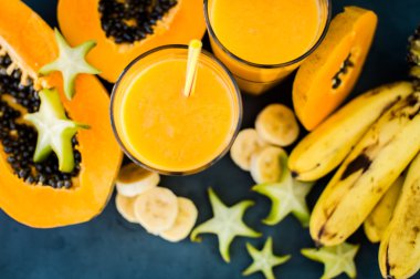 Papaya ve muz ile tropik smoothie
