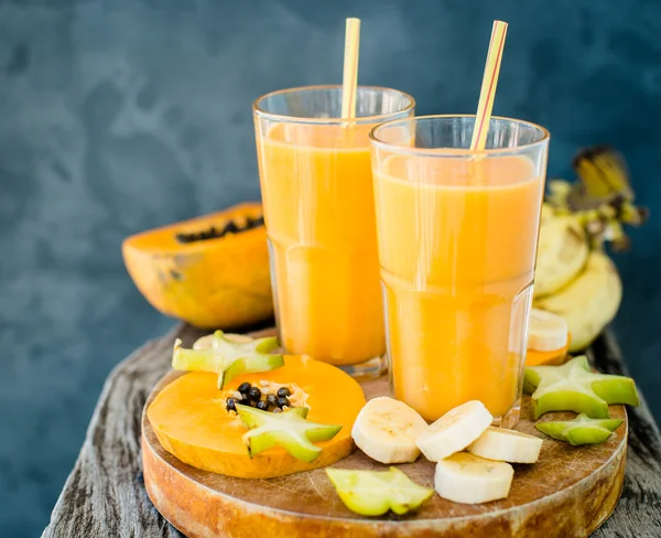 Tropischer Smoothie mit Papaya und Banane — Stockfoto