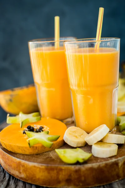 Tropischer Smoothie mit Papaya und Banane — Stockfoto