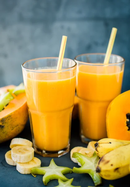 Tropical smoothie with papaya and banana — Stock Photo, Image