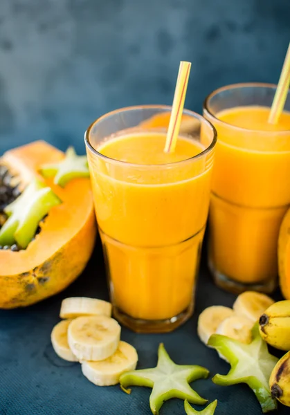Tropischer Smoothie mit Papaya und Banane — Stockfoto
