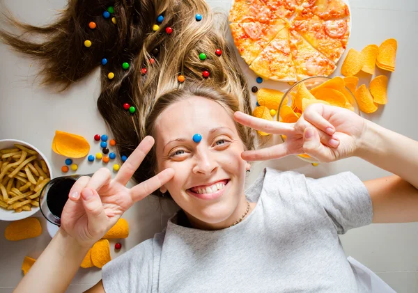 Concepto poco saludable. Mujer con comida malsana: pizza, limonada, c —  Fotos de Stock