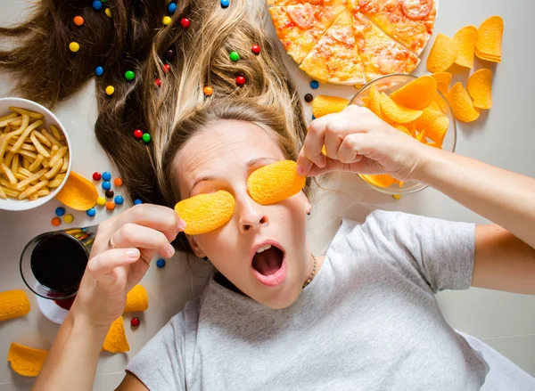 Nezdravé koncept. Žena s nezdravá jídla: pizzu, limonády, c — Stock fotografie