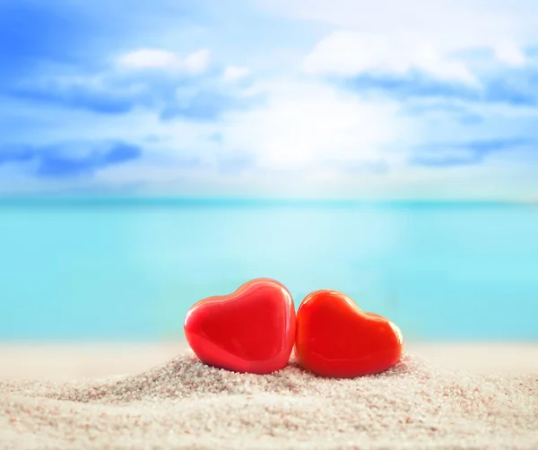 Dos corazones en la playa de verano — Foto de Stock