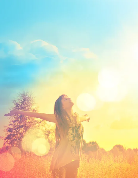 Mulher feliz desfrutando de felicidade, liberdade e natureza . — Fotografia de Stock