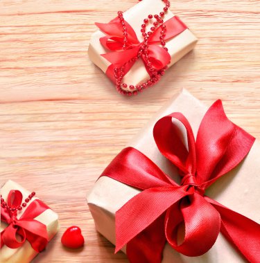 Sevgililer günü oyuncak kalp ve hediye kutusu