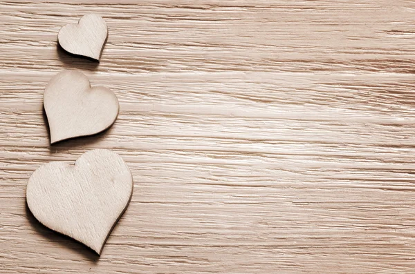 Tahta üzerinde kahverengi bir kalp oluşturulan arka plan — Stok fotoğraf