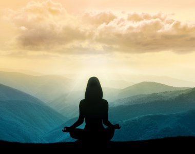 Yoga ve meditasyon. Dağlarda kadın silüeti