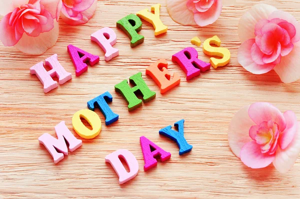 Glad mors dag färgglada bokstäver stavning hälsning på bord av trä — Stockfoto