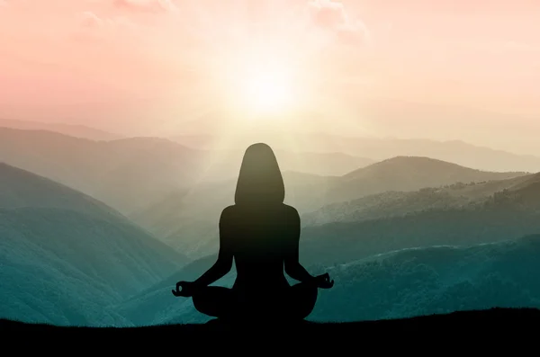 Joga i medytacja. Sylwetka kobiety w górach — Zdjęcie stockowe