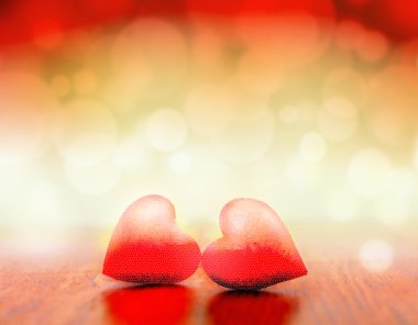 Hafif parlak arka planda aşk kavramı üzerinde kırmızı kalp