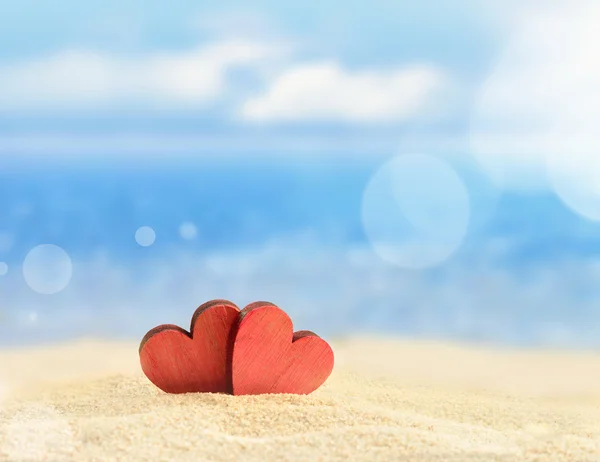 Dos corazones rojos en la playa de verano . — Foto de Stock