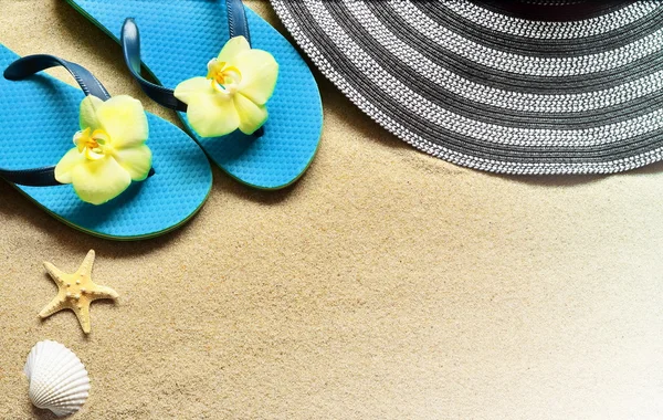 Kum deniz yıldızı ile Flip Floplar. Yaz .beach kavramı.
