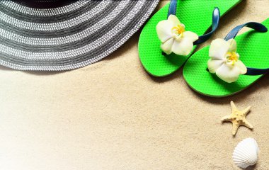 Kum deniz yıldızı ile Flip Floplar. Yaz .beach kavramı.