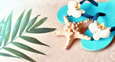 Kum deniz yıldızı ile Flip Floplar. Yaz .beach kavramı.