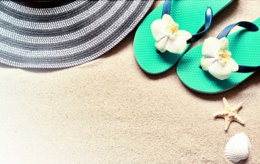 Kum deniz yıldızı ile Flip Floplar. Yaz .beach kavramı.