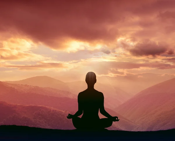 Silueta de yoga en la montaña —  Fotos de Stock