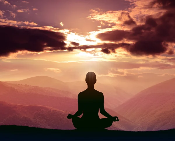 Silueta de yoga en la montaña —  Fotos de Stock