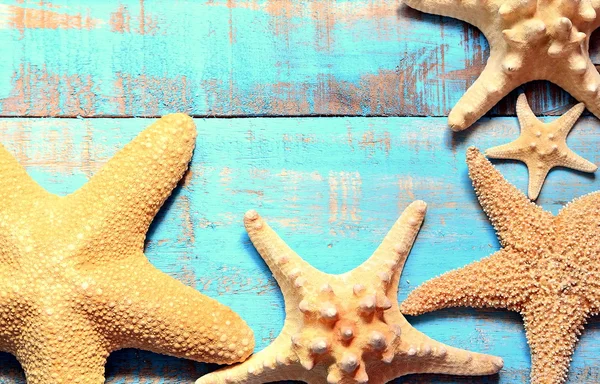 Starfish em um fundo azul de madeira . — Fotografia de Stock