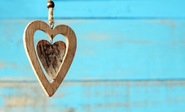 Dekoratif ahşap arka plan mavi kalp.