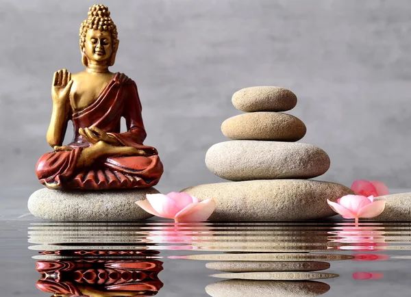 Buddha is sitting in ZEN garden — Stock Photo, Image