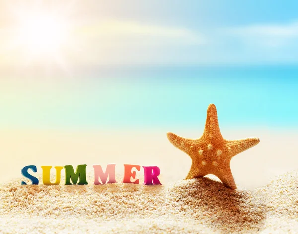 Yaz plaj ve deniz yıldızı renk harflerin kelime — Stok fotoğraf