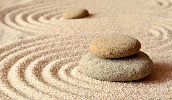 Steine im Sand mit Kreisen — Stockfoto