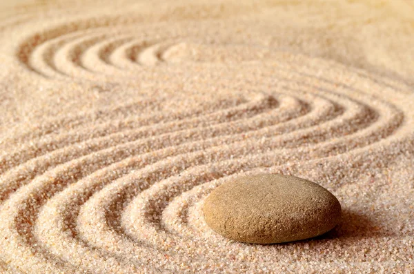 Камни на песке с кружками — стоковое фото
