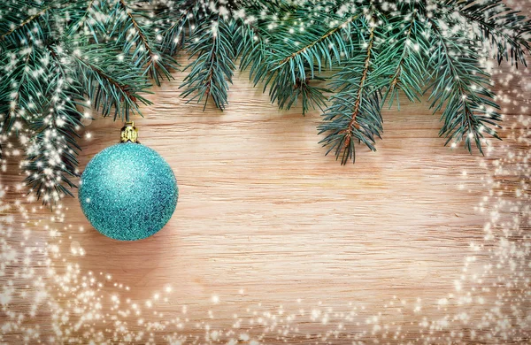 雪の中でモミ枝に掛かっているブルーのクリスマス ボール — ストック写真