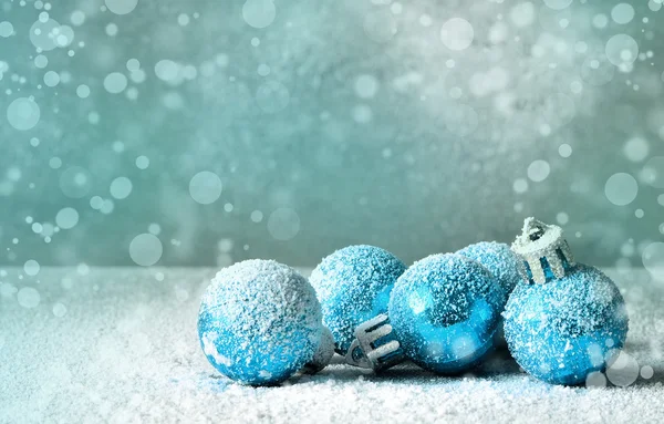 Brillanti palle di Natale su sfondo nevoso . — Foto Stock