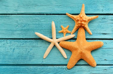 Mavi ahşap arka planda denizyıldızı. Üstte görüntü .