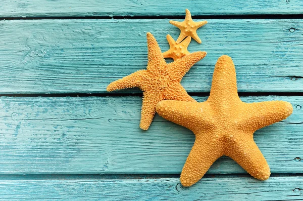 Estrella de mar sobre fondo de madera azul. Vista superior  . —  Fotos de Stock