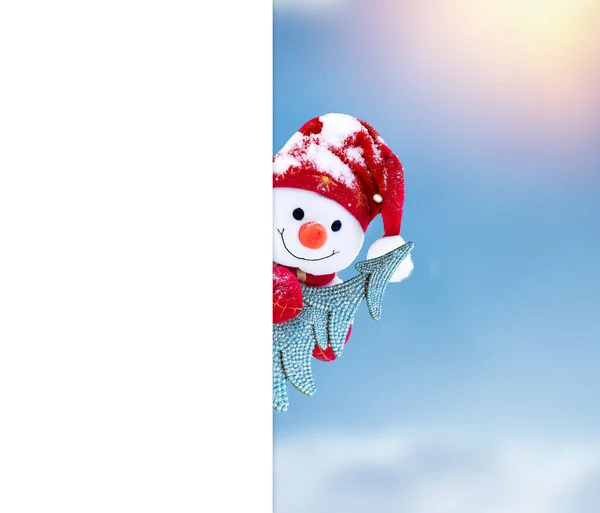 Маленький Снеговик Шапке Елкой Снегу Зимой Праздничный Фон Смешным Снеговиком — стоковое фото