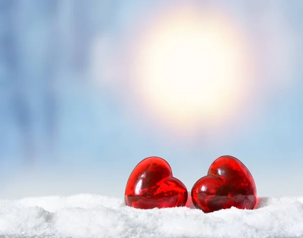 Два Красных Стеклянных Сердца Парке Снегу Зимняя Праздничная Концепция — стоковое фото