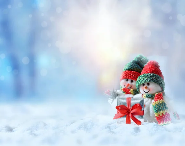 Два Смешных Снеговика Подарочной Коробкой Зимой Снегу Концепция Праздника — стоковое фото