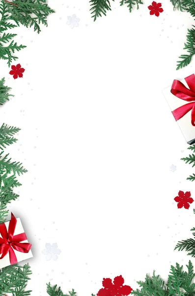冷杉分枝和礼品盒白色背景与复制空间的文字 圣诞节和新年 假日概念 — 图库照片