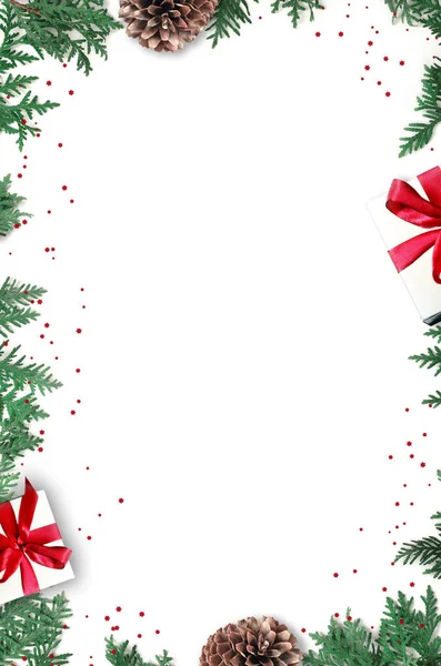 冷杉分枝和礼品盒白色背景与复制空间的文字 圣诞节和新年 假日概念 — 图库照片