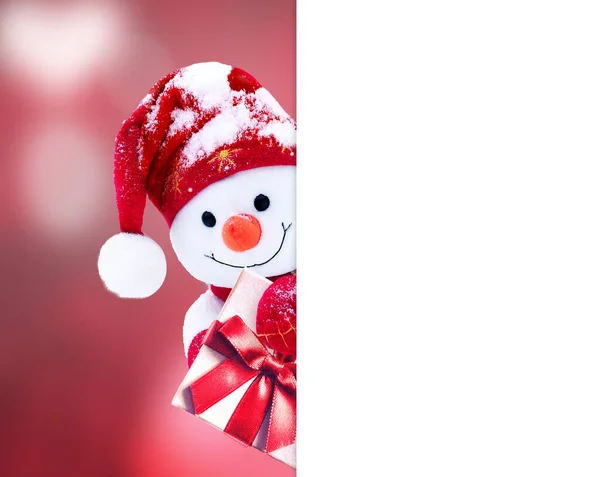 冬に雪の上の贈り物やスカーフでキャップに小さな雪だるま 面白い雪だるまとお祭りの背景 クリスマスカードコピースペース — ストック写真