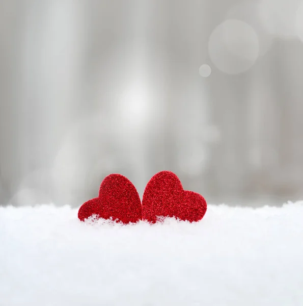 Два Красных Деревянных Сердца Снегу Сером Фоне День Святого Валентина — стоковое фото
