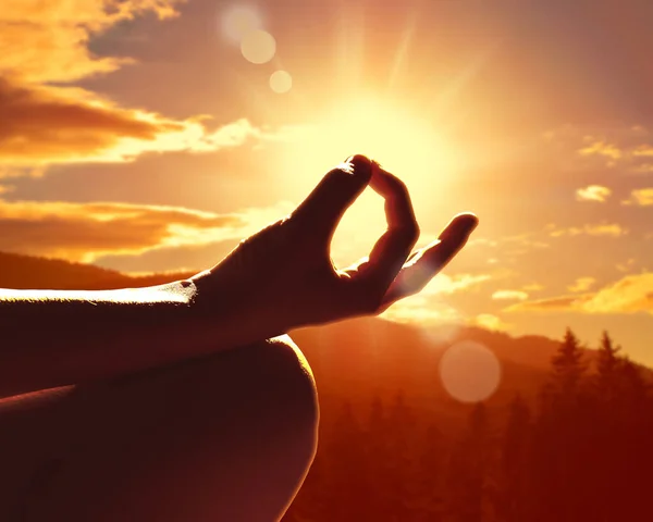 Close Van Een Hand Een Meditatie Houding Zonsondergang Bergen — Stockfoto