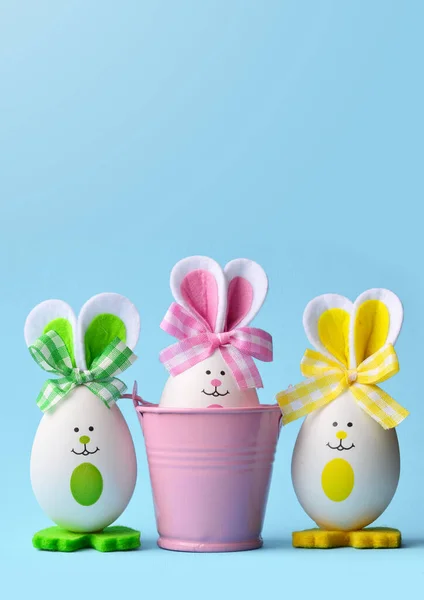 复活节假期的概念与可爱的手工蛋 桶和兔子耳朵 复活节装饰 — 图库照片