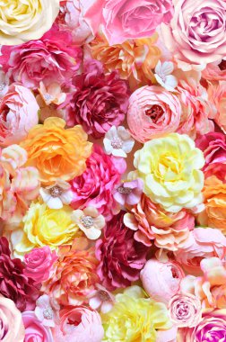 Renkli güller ve küçük beyaz çiçekler. Güzel, tatil ve hediye için iyi. Çiçek deseni.