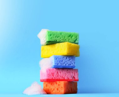 sünger temizleme kiti mavi arkaplan ve köpük izole