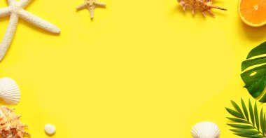 Yaz dönemi. Palmiye yaprağı, portakal, deniz yıldızı ve sarı arka planda deniz kabuğu. Seyahat et. Boşluğu kopyala.