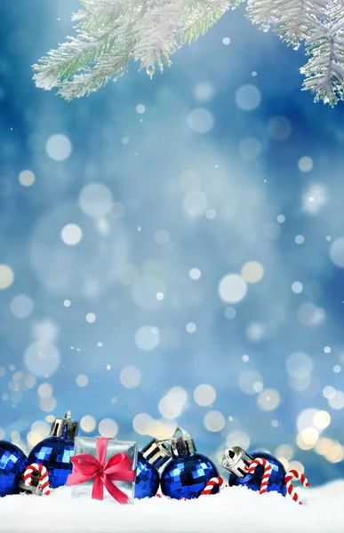 Composición Navideña Con Bolas Navidad Caja Regalo Nieve Concepto Vacaciones —  Fotos de Stock