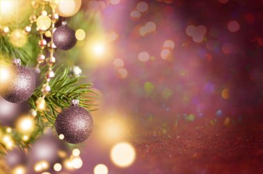 Köknar dalları, ışıklar ve Noel toplarıyla pembe arka plan. Noel süslemesi.