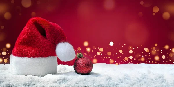 Kerstmuts Sneeuw Rode Achtergrond Kerstversiering Vakantie Concept — Stockfoto