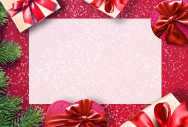 Pembe arka planda Noel süslemeleri olan dallar. Tatil kavramı.