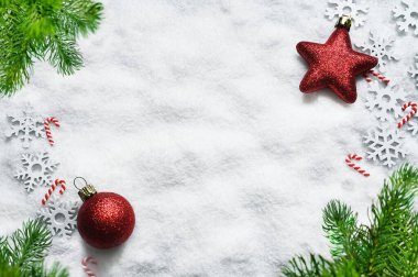 Beyaz arka planda Noel süslemeleri olan dallar. Tatil kavramı.