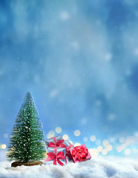 Χριστουγεννιάτικο Δέντρο Και Κόκκινο Κουτί Δώρου Στο Χιόνι Χριστουγεννιάτικη Ιδέα — Φωτογραφία Αρχείου